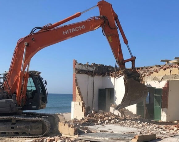 Una veduta panoramica delle spiagge del litorale di Castel Volturno con strutture costiere e aree demaniali oggetto di ripristino ambientale.