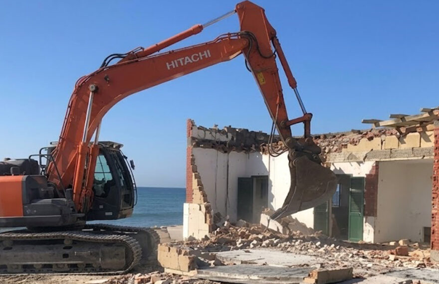 Una veduta panoramica delle spiagge del litorale di Castel Volturno con strutture costiere e aree demaniali oggetto di ripristino ambientale.