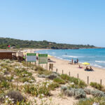 Una veduta panoramica del litorale di Fondi con la Bandiera Blu 2026 e i cartelli informativi sulle dune e sulla spiaggia plastic free.