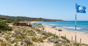Una veduta panoramica del litorale di Fondi con la Bandiera Blu 2026 e i cartelli informativi sulle dune e sulla spiaggia plastic free.