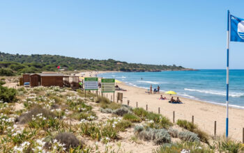 Una veduta panoramica del litorale di Fondi con la Bandiera Blu 2026 e i cartelli informativi sulle dune e sulla spiaggia plastic free.