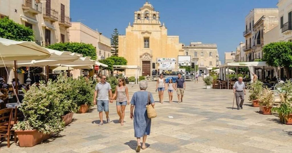 Scorcio di Piazza Madrice nel centro storico di Favignana con la chiesa sullo sfondo