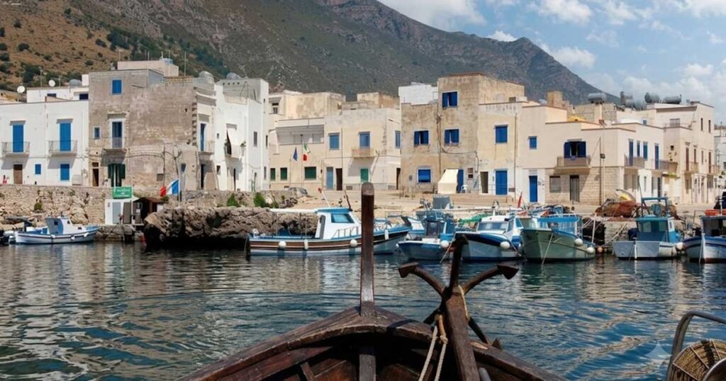 Pescherecci in legno e barche ormeggiate nel porto di Favignana