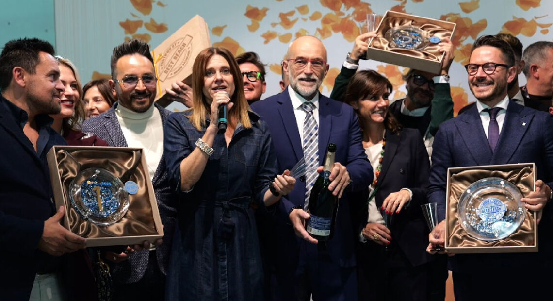 Premiazione di Giuseppe Ferrara del Sabbia D'Oro Beach Club sul palco del concorso Best Beach di Mondo Balneare