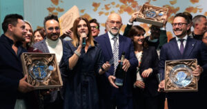 Premiazione di Giuseppe Ferrara del Sabbia D'Oro Beach Club sul palco del concorso Best Beach di Mondo Balneare