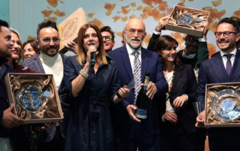 Premiazione di Giuseppe Ferrara del Sabbia D'Oro Beach Club sul palco del concorso Best Beach di Mondo Balneare