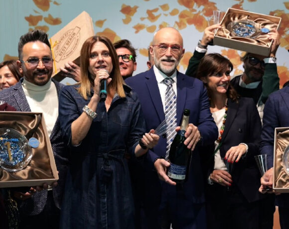 Premiazione di Giuseppe Ferrara del Sabbia D'Oro Beach Club sul palco del concorso Best Beach di Mondo Balneare