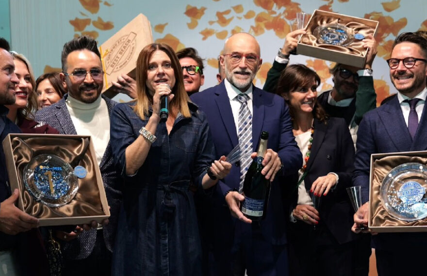 Premiazione di Giuseppe Ferrara del Sabbia D'Oro Beach Club sul palco del concorso Best Beach di Mondo Balneare
