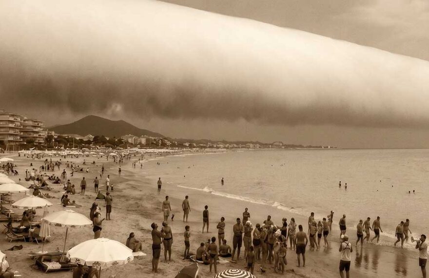 Spettacolare nuvola a rullo (Roll Cloud) cilindrica sulla spiaggia di Hendaye in Francia, con bagnanti che guardano il cielo.