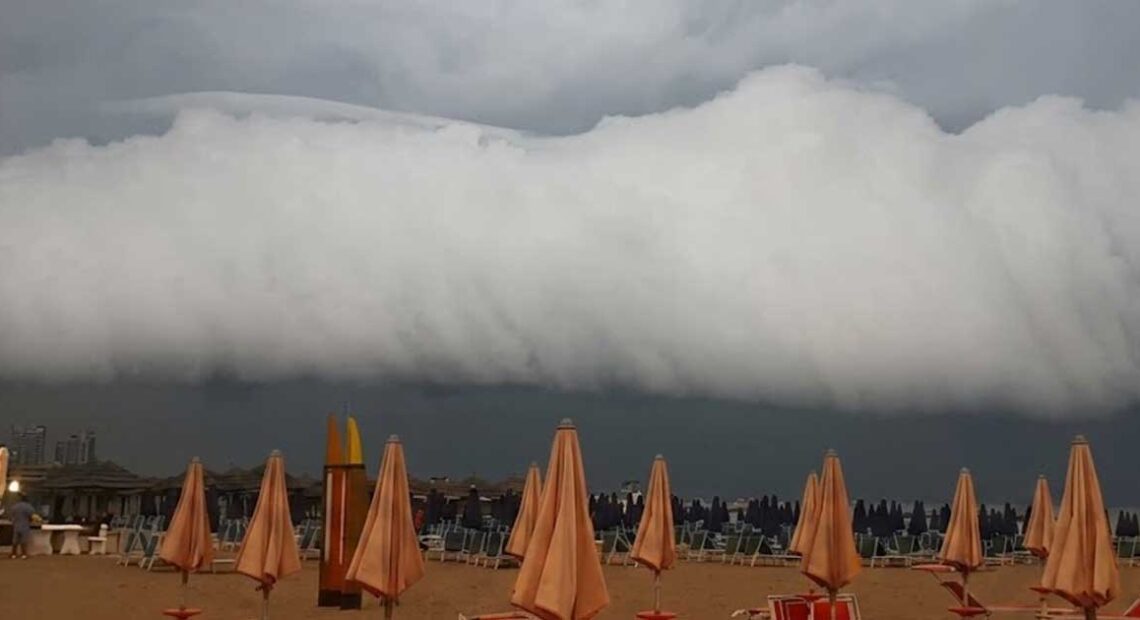 Imponente shelf cloud o nube a mensola sopra uno stabilimento balneare della costa marchigiana prima del temporale.