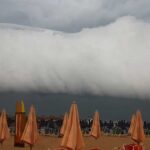 Imponente shelf cloud o nube a mensola sopra uno stabilimento balneare della costa marchigiana prima del temporale.
