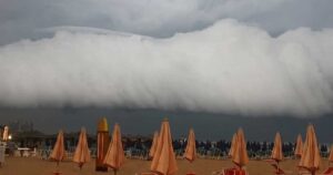 Imponente shelf cloud o nube a mensola sopra uno stabilimento balneare della costa marchigiana prima del temporale.
