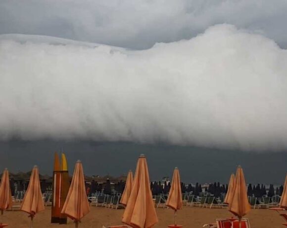 Imponente shelf cloud o nube a mensola sopra uno stabilimento balneare della costa marchigiana prima del temporale.