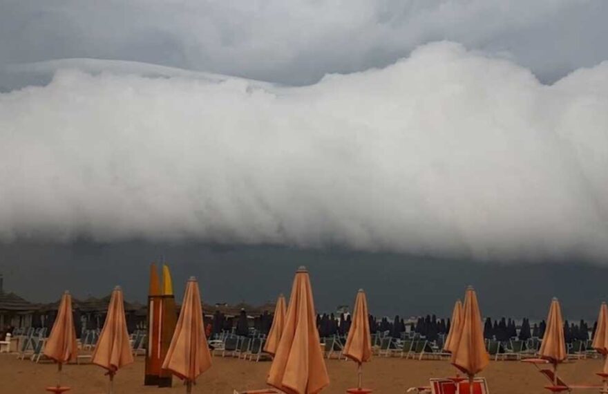 Imponente shelf cloud o nube a mensola sopra uno stabilimento balneare della costa marchigiana prima del temporale.