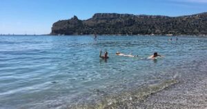 persone in mare al poetto cagliari promozione spiaggia day