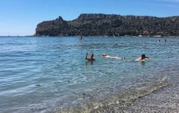 persone in mare al poetto cagliari promozione spiaggia day