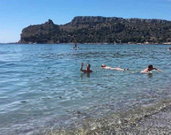 persone in mare al poetto cagliari promozione spiaggia day