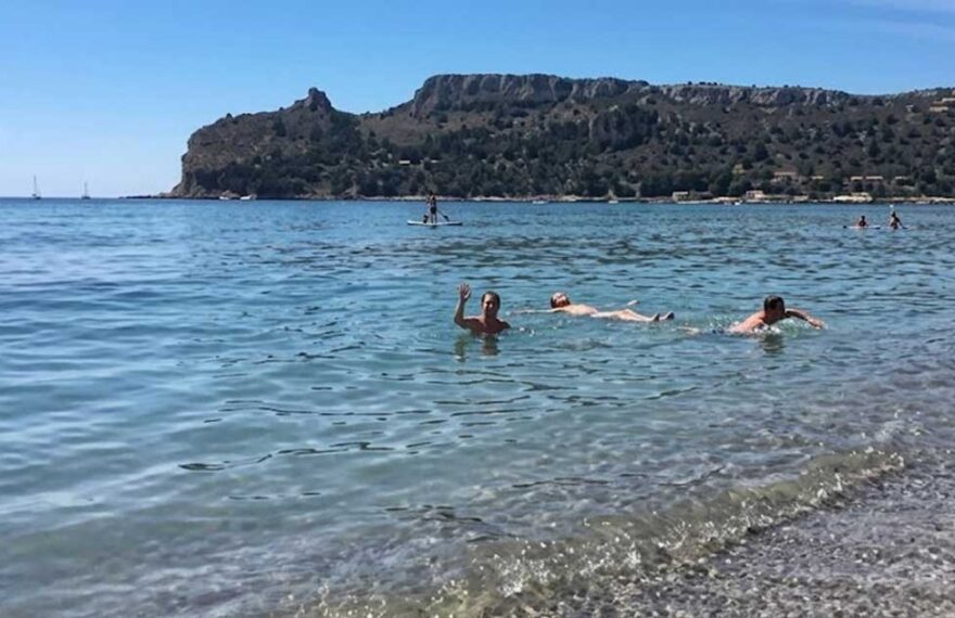 persone in mare al poetto cagliari promozione spiaggia day