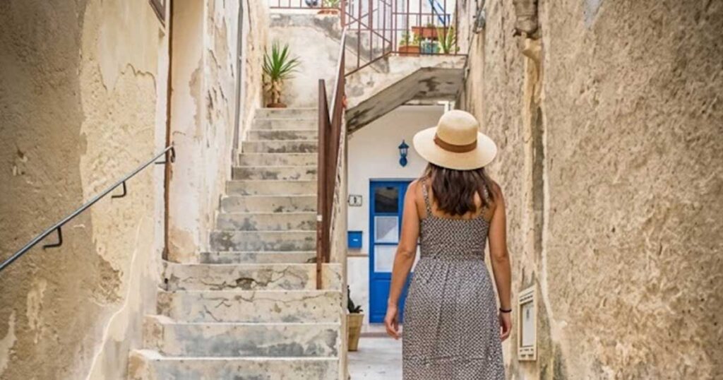 Scorcio di uno stretto vicolo con scalinate e case bianche a Favignana