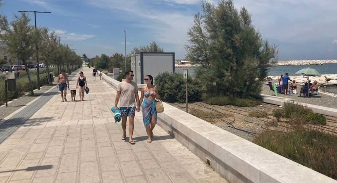 persone a passeggio sul waterfront di san girolamo bari