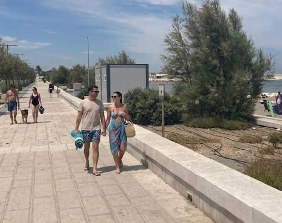 persone a passeggio sul waterfront di san girolamo bari