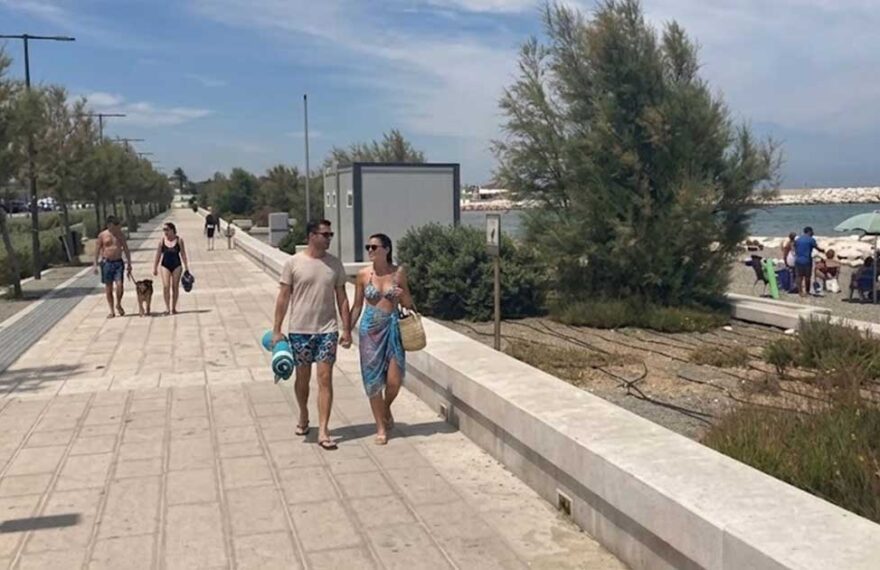 persone a passeggio sul waterfront di san girolamo bari