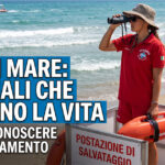 Una bagnina di salvataggio osserva il mare con un binocolo da una torretta. Accanto a lei c'è un'infografica che spiega come riconoscere un annegamento. Il testo sull'infografica elenca i seguenti segnali di annegamento