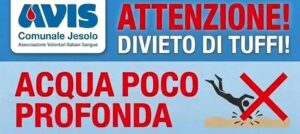 Locandina della campagna Avis Jesolo contro i tuffi pericolosi dai pontili con la scritta Tuffati nella solidarietà non nel pericolo.