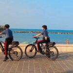Due Carabinieri in bicicletta sul lungomare lungo la Costa dei Trabocchi.