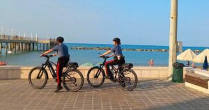 Due Carabinieri in bicicletta sul lungomare lungo la Costa dei Trabocchi.