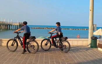 Due Carabinieri in bicicletta sul lungomare lungo la Costa dei Trabocchi.
