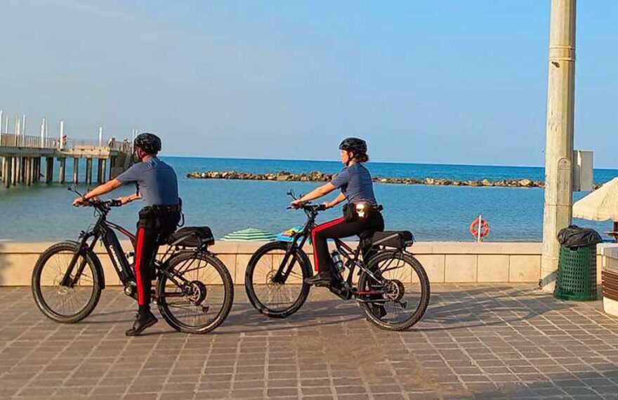 Due Carabinieri in bicicletta sul lungomare lungo la Costa dei Trabocchi.