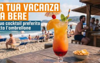 Un bicchiere di cocktail esotico (Tequila Sunrise) con frutta e ombrellino su un tavolo di legno in una spiaggia italiana affollata, con scritte sovrapposte "La tua vacanza da bere" e "il tuo cocktail preferito sotto l'ombrellone".