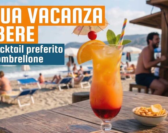 Un bicchiere di cocktail esotico (Tequila Sunrise) con frutta e ombrellino su un tavolo di legno in una spiaggia italiana affollata, con scritte sovrapposte "La tua vacanza da bere" e "il tuo cocktail preferito sotto l'ombrellone".