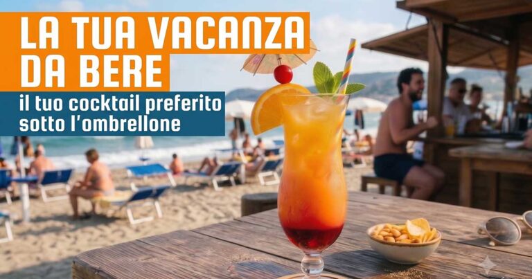 Un bicchiere di cocktail esotico (Tequila Sunrise) con frutta e ombrellino su un tavolo di legno in una spiaggia italiana affollata, con scritte sovrapposte "La tua vacanza da bere" e "il tuo cocktail preferito sotto l'ombrellone".