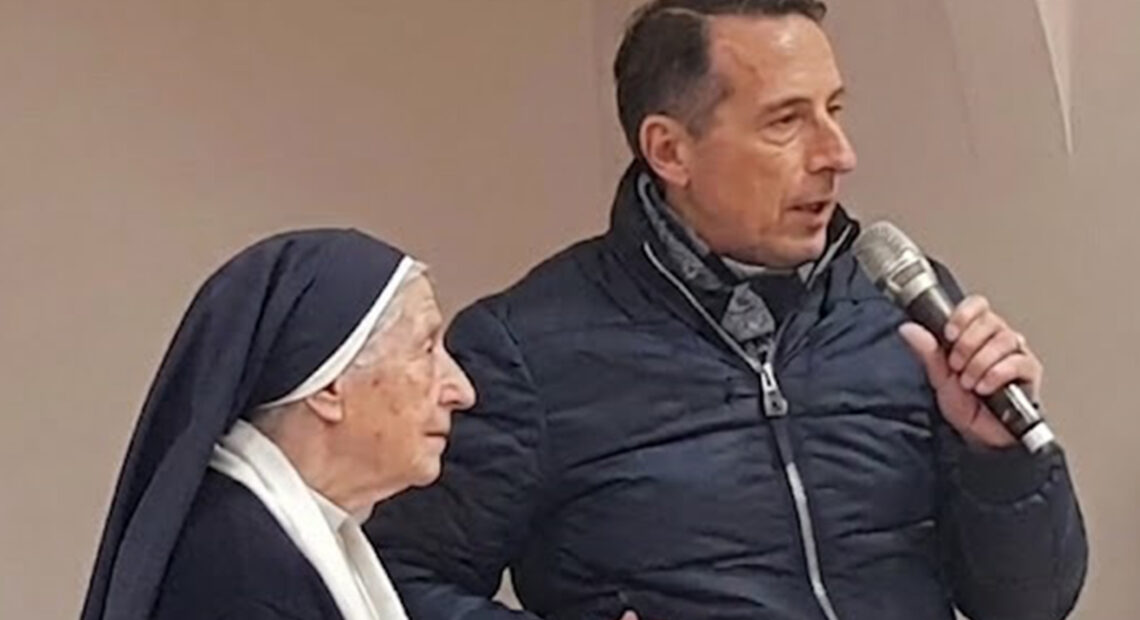 Suor Miranda al microfono con un relatore durante un incontro pubblico a Spotorno