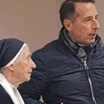 Suor Miranda al microfono con un relatore durante un incontro pubblico a Spotorno