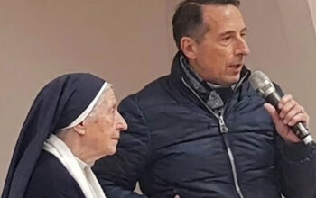 Suor Miranda al microfono con un relatore durante un incontro pubblico a Spotorno