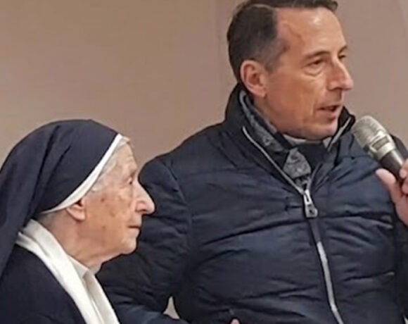 Suor Miranda al microfono con un relatore durante un incontro pubblico a Spotorno