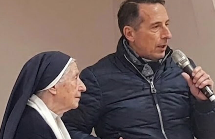 Suor Miranda al microfono con un relatore durante un incontro pubblico a Spotorno