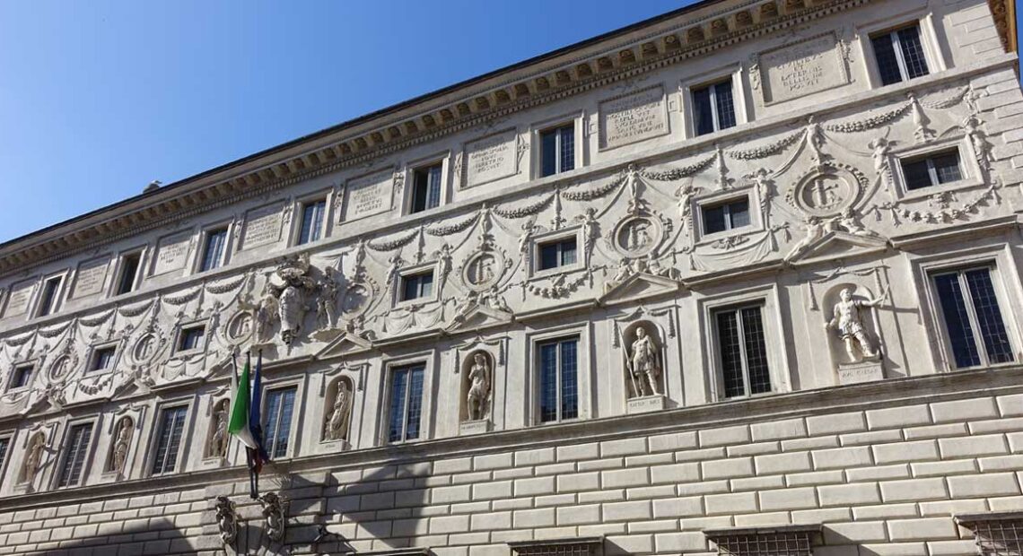 Facciata esterna del palazzo storico di Palazzo Spada a Roma, sede del Consiglio di Stato