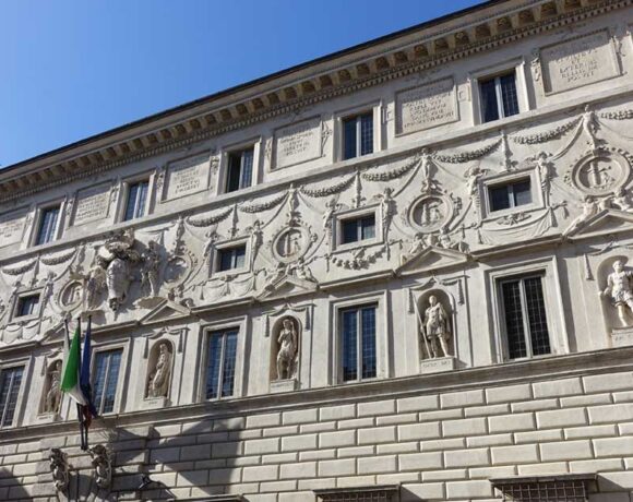 Facciata esterna del palazzo storico di Palazzo Spada a Roma, sede del Consiglio di Stato