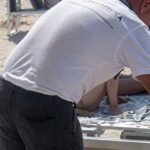 Rimozione e sequestro di lettini e ombrelloni abusivi sulla spiaggia libera di Ugento durante i controlli di Ferragosto.