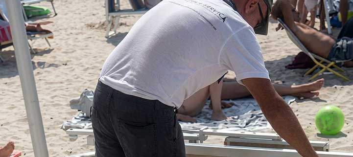 Rimozione e sequestro di lettini e ombrelloni abusivi sulla spiaggia libera di Ugento durante i controlli di Ferragosto.