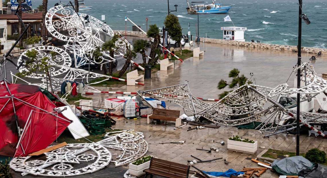 I gazebo divelti e la struttura scoperchiata dello stabilimento balneare Isola Beach Club a Porto Cesareo dopo la tromba d'aria