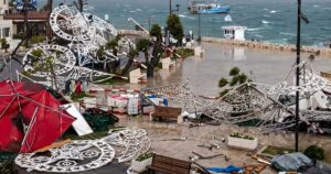 I gazebo divelti e la struttura scoperchiata dello stabilimento balneare Isola Beach Club a Porto Cesareo dopo la tromba d'aria