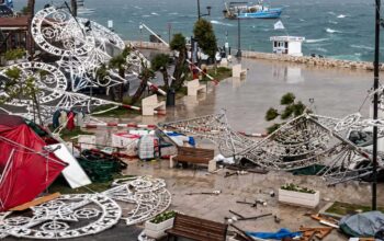 I gazebo divelti e la struttura scoperchiata dello stabilimento balneare Isola Beach Club a Porto Cesareo dopo la tromba d'aria
