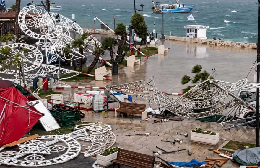 I gazebo divelti e la struttura scoperchiata dello stabilimento balneare Isola Beach Club a Porto Cesareo dopo la tromba d'aria