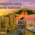 Immagine grafica con il titolo dell'articolo sul dialetto romagnolo a Riccione, la locandina dell'evento Amareina e uno sfondo della spiaggia al tramonto.
