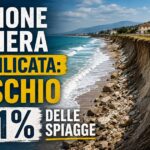 Grafica editoriale sull'erosione costiera in Basilicata con il litorale in arretramento